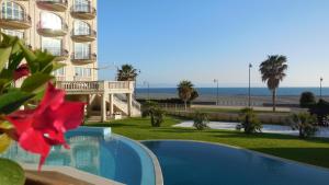 吉泽里亚马里奇罗酒店的一个带游泳池和海滩的度假胜地