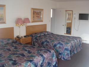 苏圣玛丽萨特莱特汽车旅馆的酒店客房设有两张床和电视。