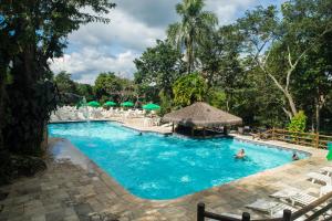 迈里波朗切罗德玛托度假村的和度假村内的人一起使用的游泳池
