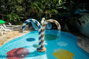 迈里波朗切罗德玛托度假村的中间设有1个带糖果藤的游泳池