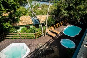 迈里波朗切罗德玛托度假村的享有带2个游泳池的甲板的空中景致