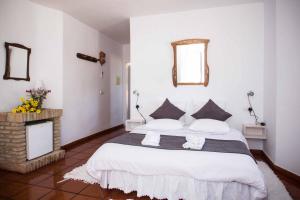 莫哈卡尔Cortijo de la Media Luna的一间卧室配有一张大床和两个枕头