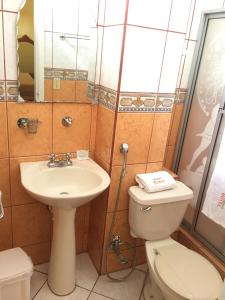 ZamoraHotel Betania的一间带卫生间和水槽的浴室