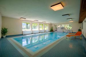 纳图尔诺魏因加滕酒店的游泳池,带游泳池的房子