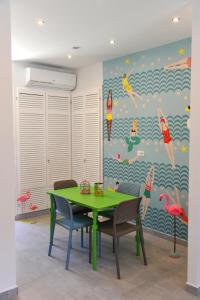 斯普利特Flamingo的一间带绿色桌椅的用餐室