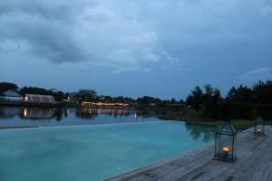 北碧荣耀桂河酒店 的游泳池,晚上享有河景