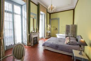 阿维尼翁索尼里小旅馆的一间卧室配有一张床、一个浴缸和一个水槽