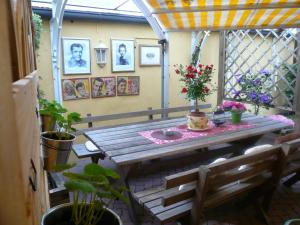 菲拉赫城市奉献公寓的庭院设有木桌和一些植物
