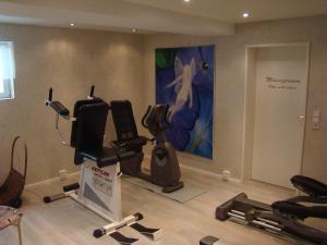 朗根阿根贝拉卡萨酒店的一间设有健身器材和绘画的房间
