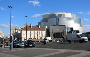 巴黎阿维农酒店的把汽车停在大楼前的城市