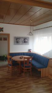 菲拉赫城市奉献公寓的客厅配有桌子和蓝色沙发