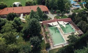 利波特Lipót Termál Camping的享有带游泳池的别墅的顶部景致