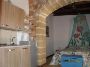 帕图Villa Minteco的一间厨房,里面配有一张带天蓬的床