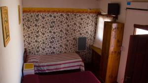 卡法亚特Divina Presencia的一间小卧室,配有一张小床和一面墙