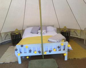 马汉莱斯Cefn Crib Glamping的帐篷内一间卧室,配有一张床