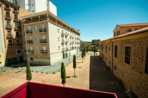 普拉森西亚圣安娜旅馆的从大楼的阳台上可欣赏到风景