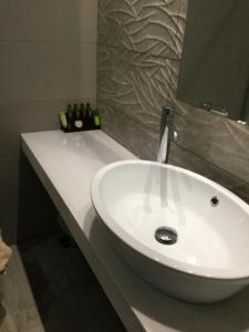 斯派赛斯Kochyli Hotel的浴室设有白色水槽和镜子
