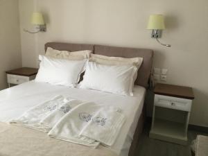 斯派赛斯Kochyli Hotel的一张带白色床单和枕头的床