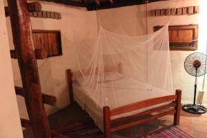 圣地亚哥La Casita Nica的一间卧室配有一张带蚊帐的天蓬床