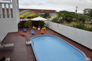 帕拉马里博Riando appartement的建筑物一侧的游泳池