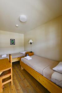 道森市邦克豪斯酒店的客房设有两张单人床和一张书桌。