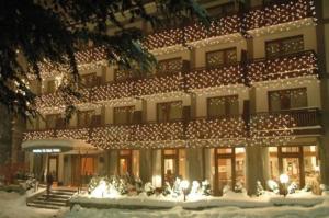 库马约尔克莱斯特艾特杜克酒店的一座大型建筑,上面有圣诞灯