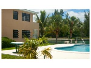8 Villa Martinique内部或周边的泳池
