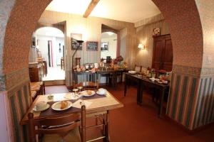 吕兹-圣索沃尔莱斯坦普来尔酒店的一间带桌椅的用餐室和一间厨房