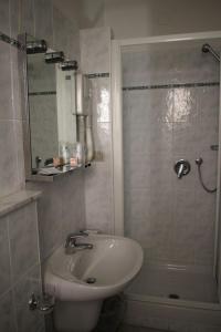 斯波托尔诺米迪泰拉尼酒店的浴室配有卫生间、盥洗盆和淋浴。