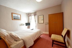 布莱克浦皇家欧克维而酒店的一间卧室配有床、橱柜和窗户