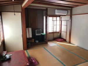 会津若松日观日式旅馆的一间空房间,里面设有电视