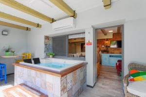 哈德内斯非洲风情度假酒店的客房内带热水浴缸的厨房