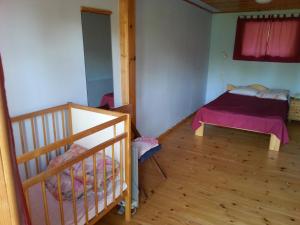 莱西Kuus Tuba的一间卧室配有一张床和一张婴儿床