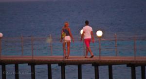 Abū GhuşūnWadi Lahmy Azur Resort - Soft All-Inclusive的码头上行走的男人和女人