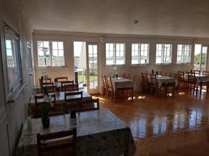 斯泰厄Stege Nor的用餐室设有桌椅和窗户。