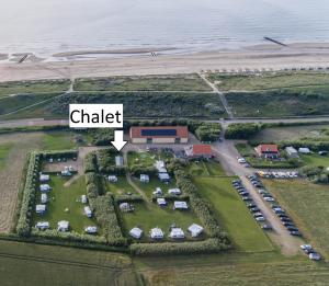 栋堡Chalet de Schelp的建筑物的空中景观,带有读取攻击的标志