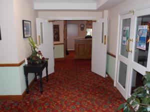 CanonbieCross Keys Hotel的走廊上设有桌子和门的房间