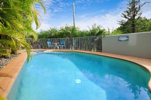 玛志洛瑞弗莱森假日公寓酒店的围栏旁的大型蓝色游泳池