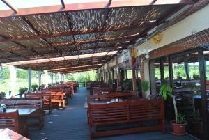 奥林普Lacul Racilor的一间设有木桌和椅子的餐厅以及屋顶