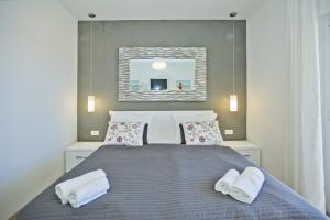 赫瓦尔维奥莱塔赫瓦尔公寓的一间卧室配有一张床,上面有两条毛巾