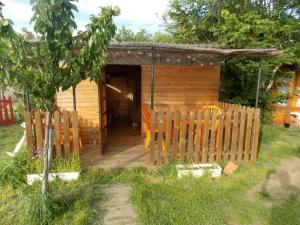 HurielYourte mongole的小木屋前方设有椅子