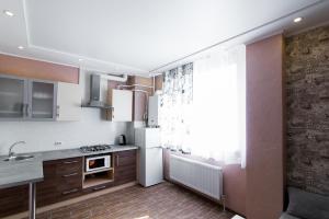 苏梅VIP Apartment on Shishkarevskaya的厨房配有白色冰箱和窗户。