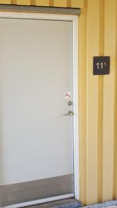 鲁德克丙Private Apartment Skudehaven的门,上面有号码在房间