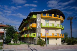 帕拉利亚卡泰里尼斯利拉鲁酒店的建筑的侧面设有色彩缤纷的阳台