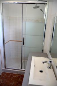 Sainte-Eulalie-en-BornLa Maison Ratabou的一间带水槽和淋浴的浴室