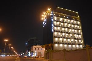 吉达Burj Al Faris Hotel Apartments的夜间有灯的酒店大楼