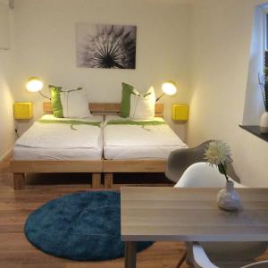 莱茵河畔威尔阿尔特斯沃特豪斯旅馆的一间卧室配有一张床和蓝色地毯