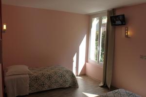 穆斯捷-圣玛丽贝尔福德里酒店的一间卧室设有一张床和一个窗口