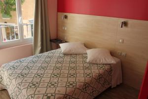 穆斯捷-圣玛丽贝尔福德里酒店的一间卧室配有一张带两个枕头的床