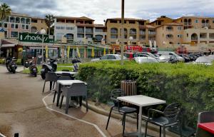 锡富尔勒普拉日Domaine de la Coudoulière, T2 climatisé terrasse vue mer sans vis à vis plage à 100m的停车场里的一组桌椅